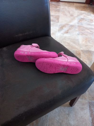 Pink girl's runners, size 30