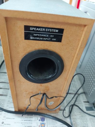 HITACHI Music System, Model AX-M67, & 2 Hitachi 4 Ohm Speakers, Radio, CD and AUX, in very good condition