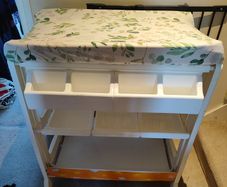 Baby changing unit with integrated bath
