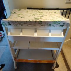 Baby changing unit with integrated bath