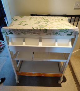 Baby changing unit with integrated bath