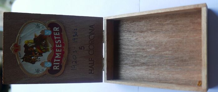 Vintage Half Corona Ritmeester vintage wooden cigar box