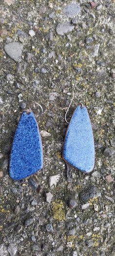 Vintage jewelry is sold individually for 5 to 10 euros