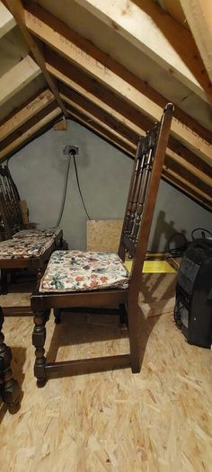 8 Ercol chairs: 6 chairs / 2 carvers