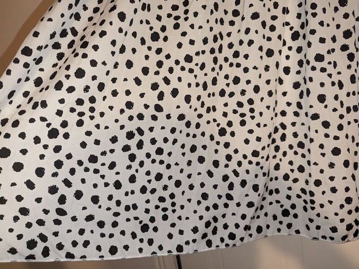 Perfect for Summer. Gorgeous black and white midi skirt