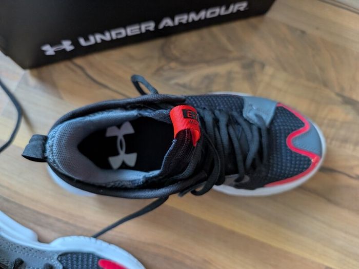 Under armour junior basketball shoes Size 4,5