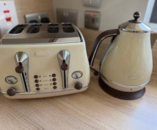 DeLonghi Toaster and Kettle set
