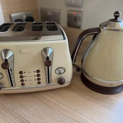 DeLonghi Toaster and Kettle set