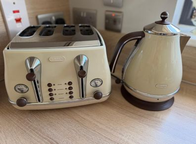 DeLonghi Toaster and Kettle set