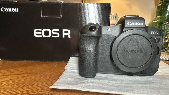 Canon EOS R Full-Frame Body. Faulty Spares or Repair. Boxed Excellent Cosmetic Condition