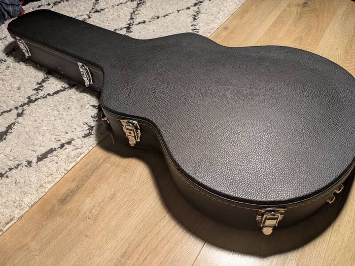 Semihollow electric guitar