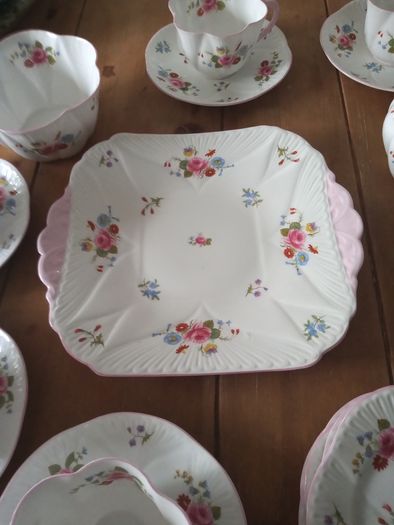 Shelley tea set Shelley dainty rose and red daisy pattern