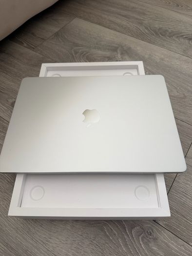 Apple Macbook Air 15.3 inch 2025 - 14 month apple warranty