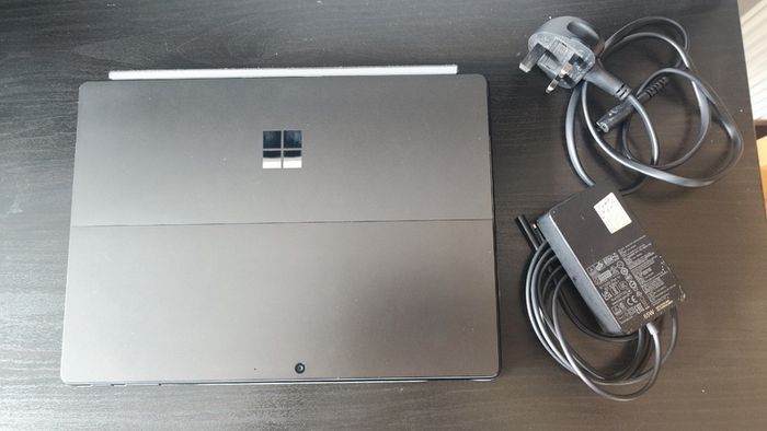 Microsoft Surface Pro 9 i5 8GB 256GB + Slim Pen + Boxed