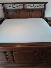 Kingsize Bed & lockers & chest of drawers