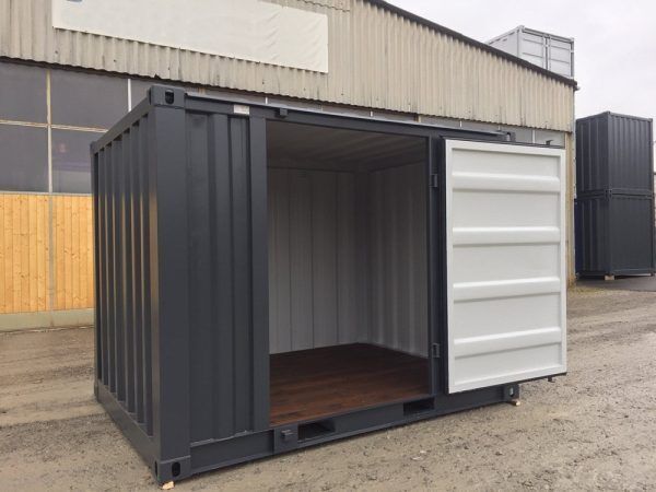 Container with side door 9-foot
