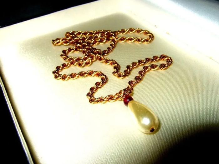 Vintage Hallmarked 'Rope' Chain & Teardrop Pendant