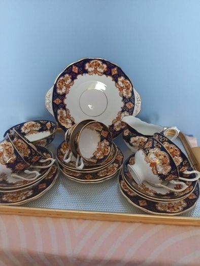 21 Piece Royal Albert China  'HEIRLOOM ' Tea Set