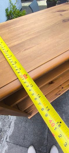 Early 20th Century, Mid 20th Century, Vintage. Solid pine bookcase, sometimes referred to as a farmhouse style dresser top, featuring an antique wax finish. H. 124 , L. 96 , D. 31.5 CM.
