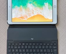 Apple iPad 6th Gen (32GB) + Logitech Keyboard Case  (Excellent/Like New Condition)