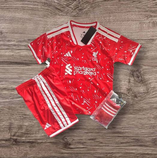 Liverpool 26/27 Kids Full Kit Inc Socks , 6/7, 7/8 , 8/9 , 10/11 , 12/13 .