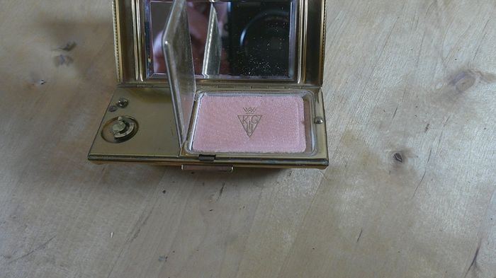 Vintage Kigu London Musical Powder Compact Gold Tone Engine Turned Music Box 1950s