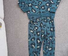 New.boy's tracksuit. Age8/9.height 134cm