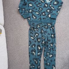New.boy's tracksuit. Age8/9.height 134cm