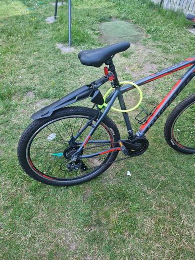 2 like new mountain bikes 150 for males bike 100 for smaller bike