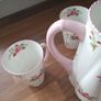 Shelley dainty rose and red daisy water jug and 6 beakers Image 8