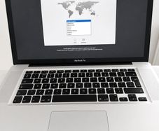 Apple MacBook Pro 15 Intel Core i7 2.2GHz Mac OS working