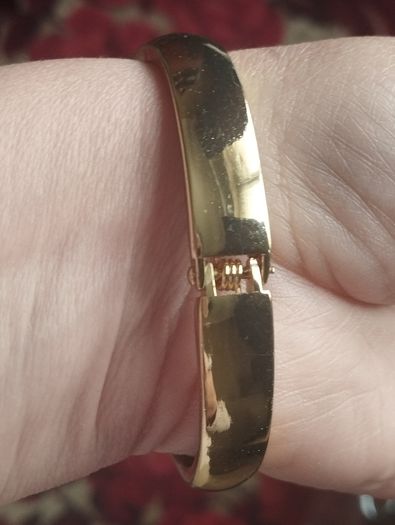 Beautiful gold-tone suit bracelet with crystals.