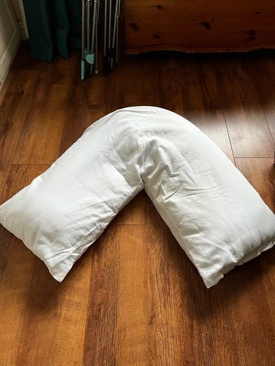 V shaped feeding pillow