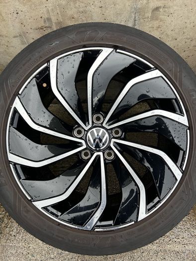 Genuine Volkswagen R-Line Ventura  17" Alloys & Tyres - Like New, Good Year Tyres