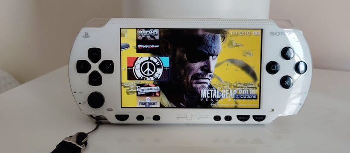 PSP 1004 White Modded 2 Batteries Original OSTENT new 64gb original charger