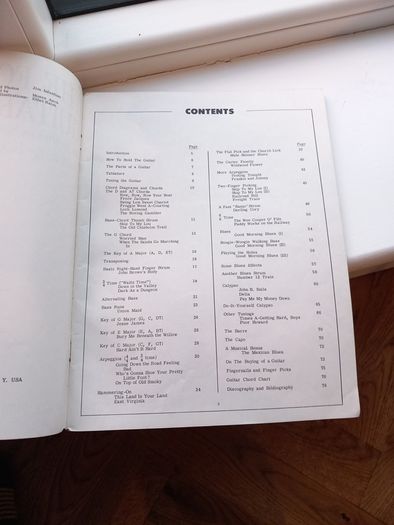 The folksiger's Guitar guide songs book/instruction manual by Jerry silveman