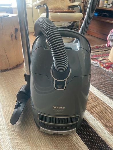 Miele C3 vacuum cleaner 890W
