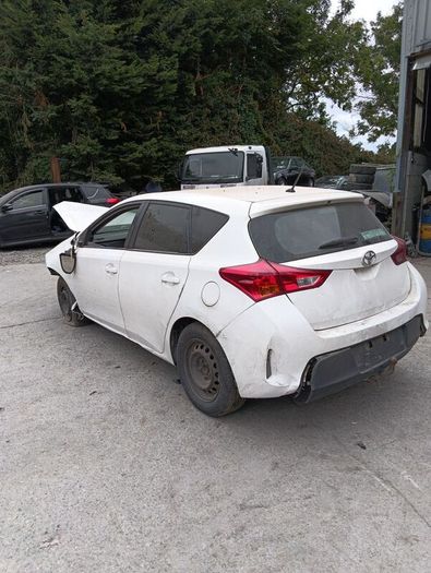 Breaking Toyota auris 2015 diesel