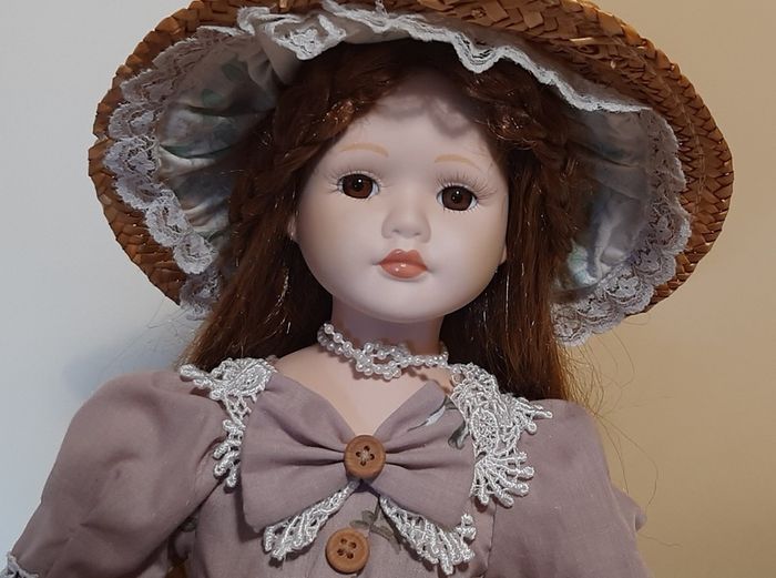 Porcelain dolls x 6