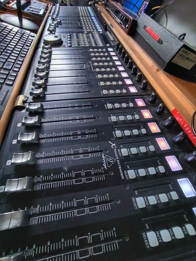 Behringer X-Touch + (3) X-Touch Extenders | 32-Fader Control Surface Bundle