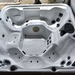 6 Seater Hot Tub