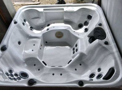 6 Seater Hot Tub