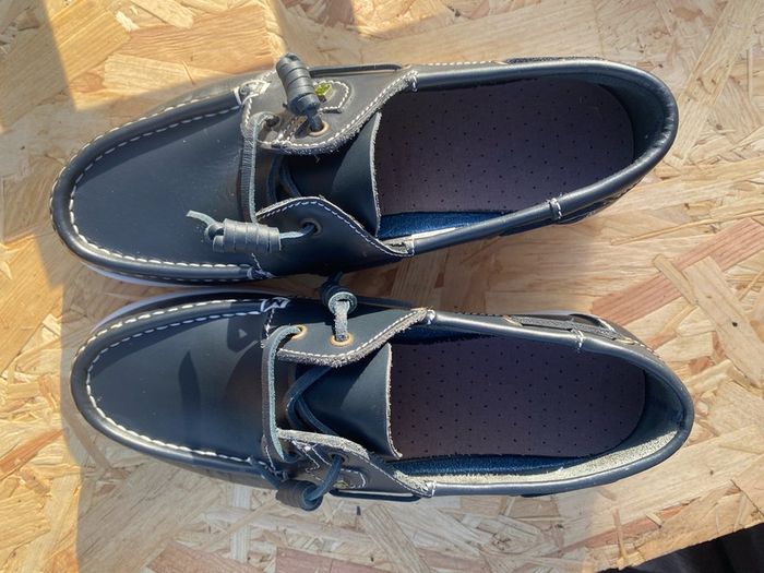 Susst deck shoes size 7, navy, like new