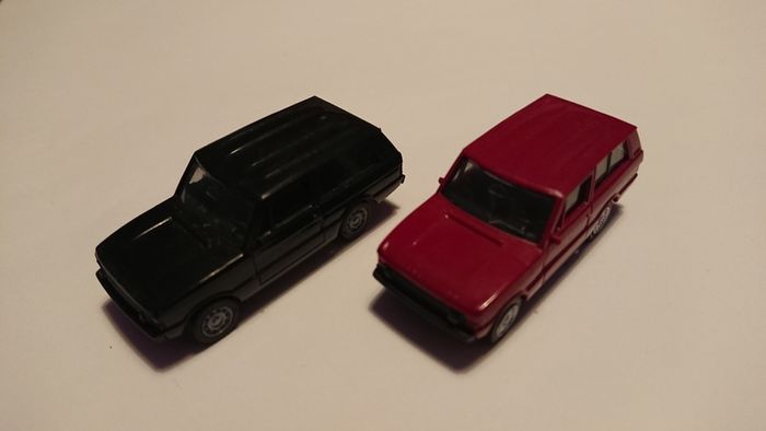 2 Range Rover model cars