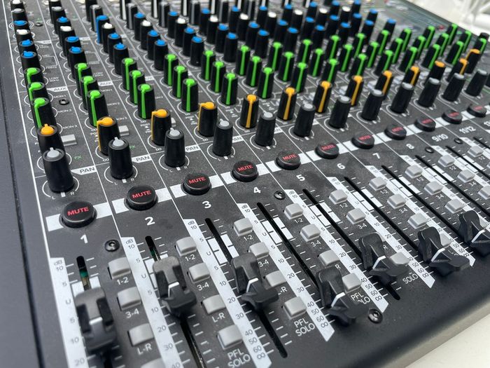 Mackie Pro FX 16 V3 Mixer PA (with flight case)