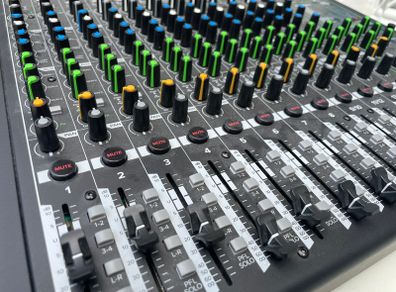 Mackie Pro FX 16 V3 Mixer PA (with flight case)
