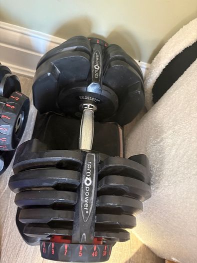 Adjustable weights and weight bench