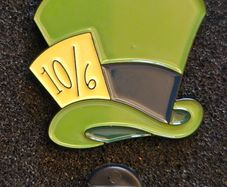Mad hatter ! , pin back badge.