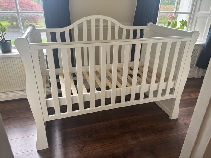 Sleigh bed cot bed