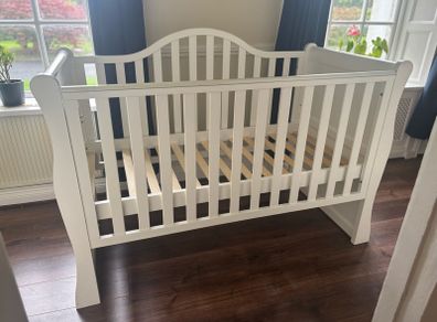 Sleigh bed cot bed